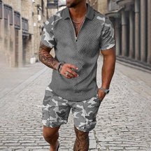 Kombiteil aus Poloshirt und Shorts mit Camouflage-Muster