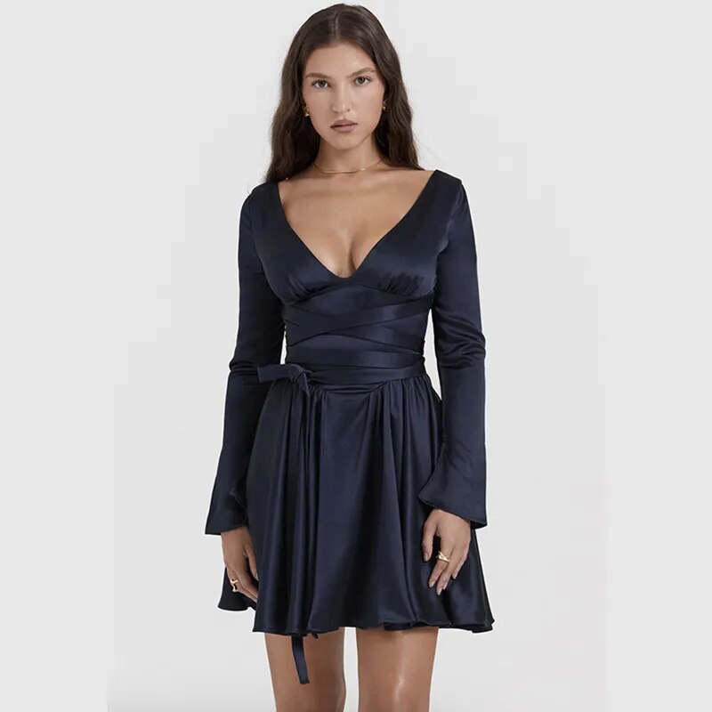 Blaues Satin-Minikleid mit langen Ärmeln und Schleife zum Binden