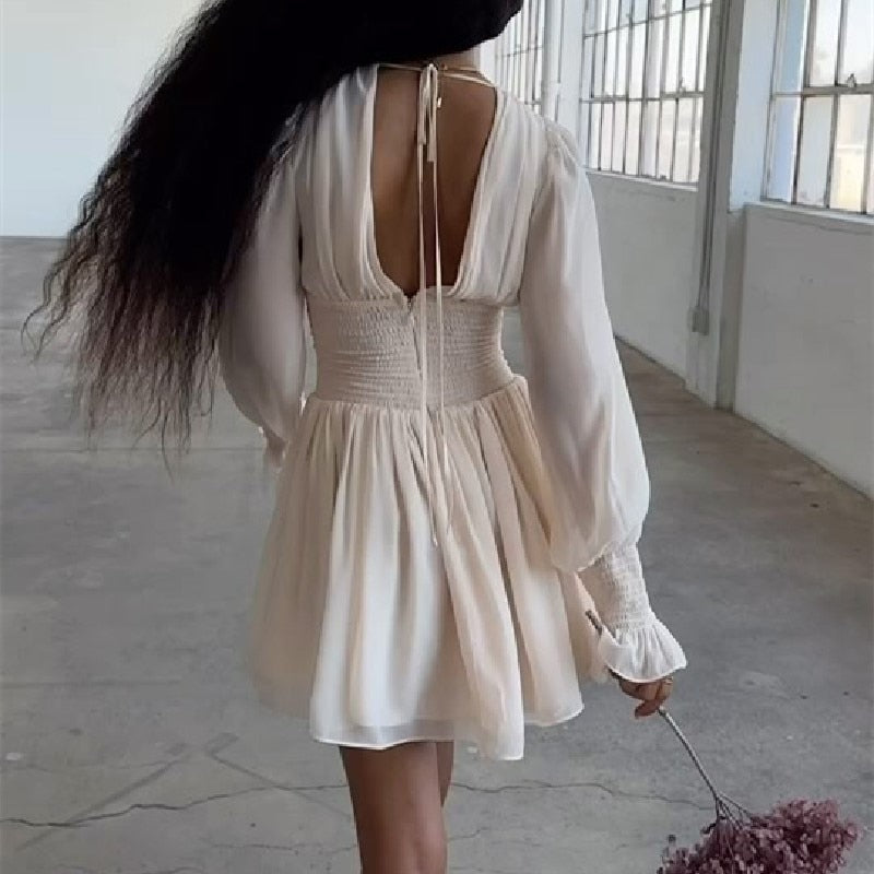 Vestido curto branco com decote em V e manga comprida franzida