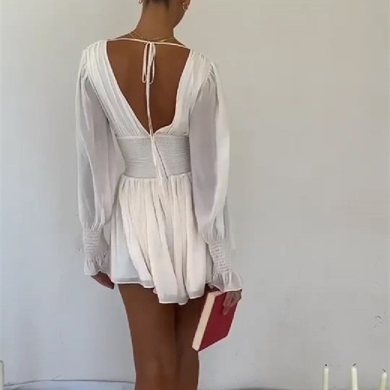 Vestido curto branco com decote em V e manga comprida franzida