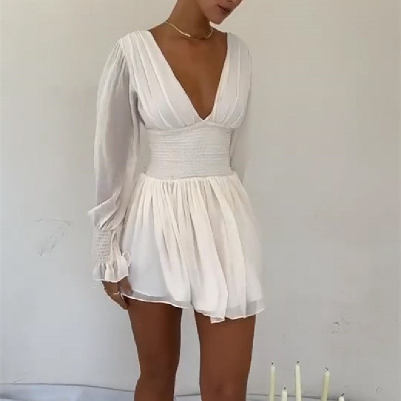 Vestido curto branco com decote em V e manga comprida franzida