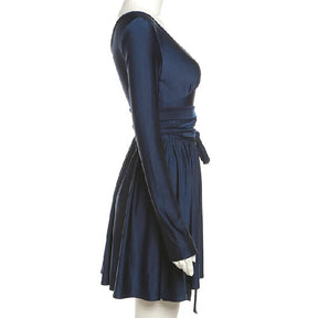 Blaues Satin-Minikleid mit langen Ärmeln und Schleife zum Binden